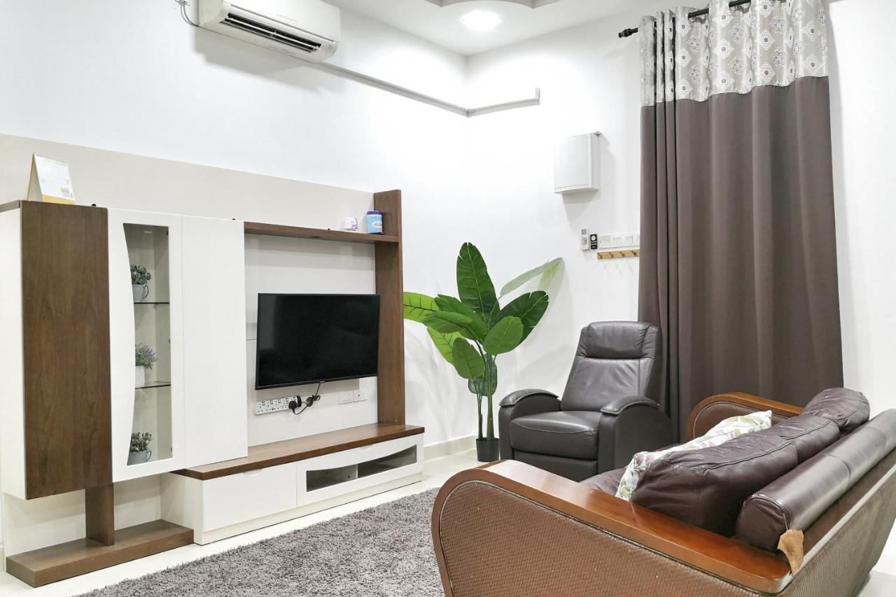 Teratak Persona Homestay. 4 Rooms Double Storey Terrace In Kuantan City. エクステリア 写真
