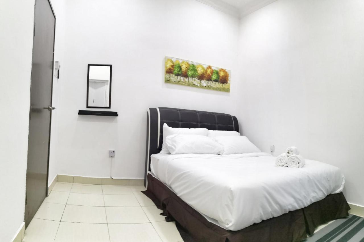 Teratak Persona Homestay. 4 Rooms Double Storey Terrace In Kuantan City. エクステリア 写真