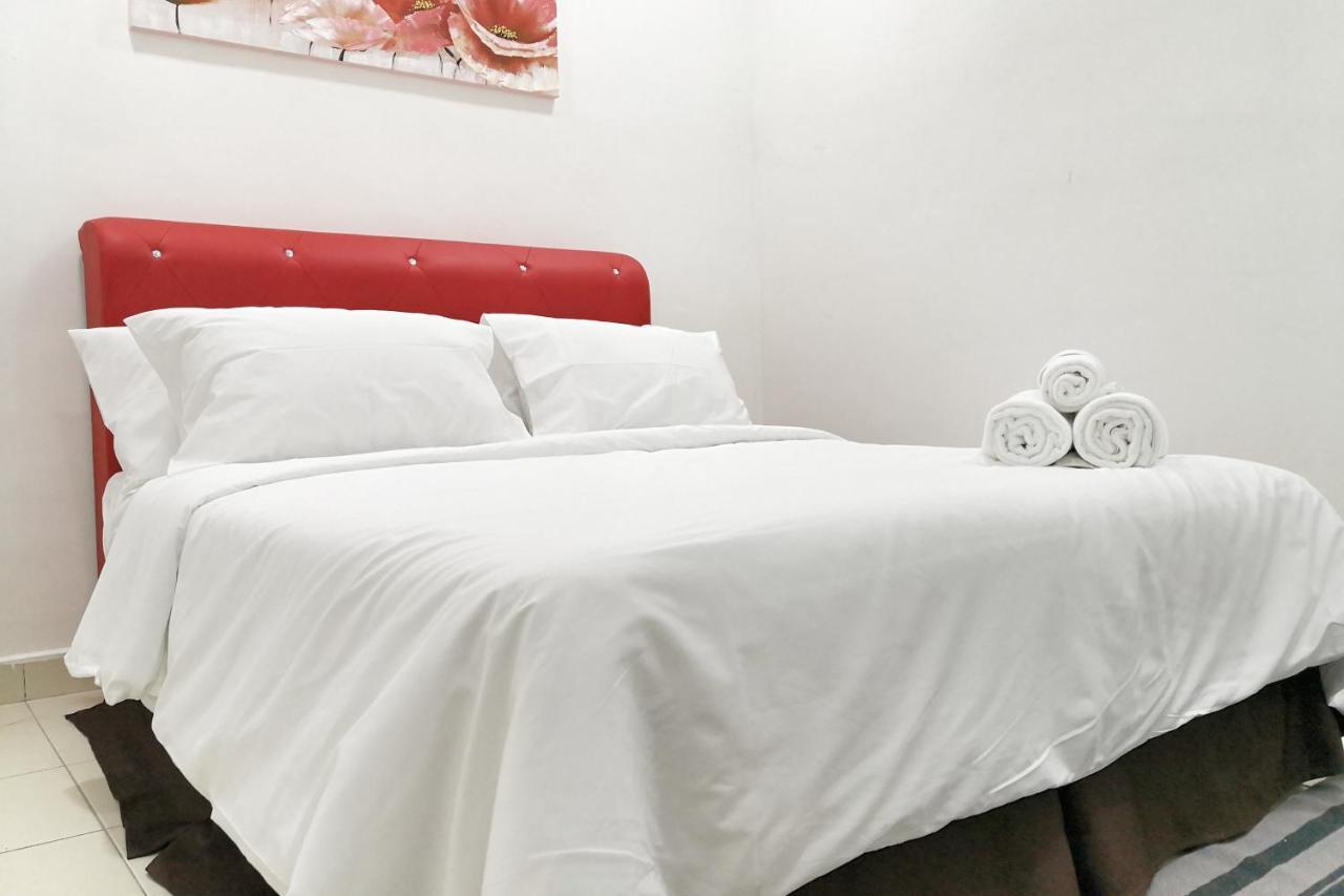 Teratak Persona Homestay. 4 Rooms Double Storey Terrace In Kuantan City. エクステリア 写真