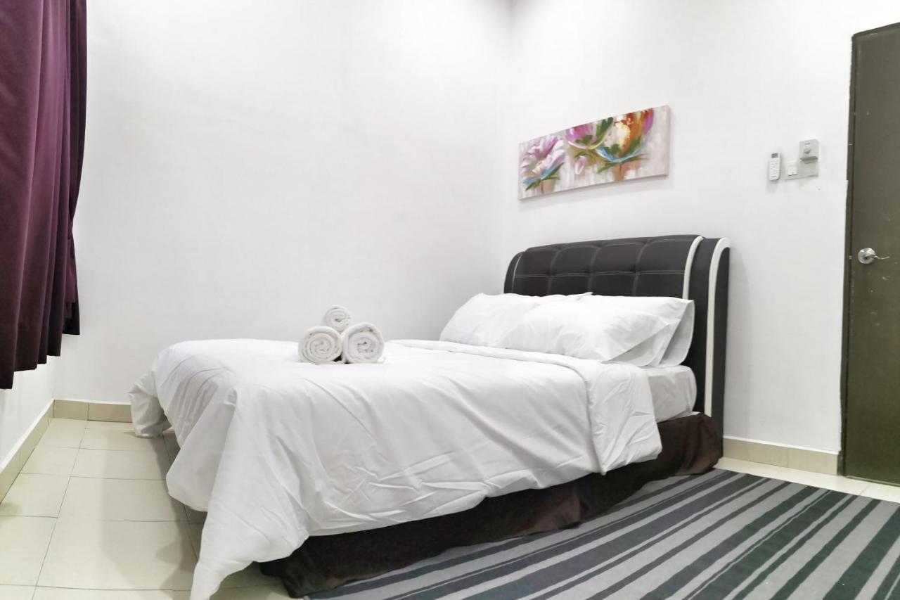 Teratak Persona Homestay. 4 Rooms Double Storey Terrace In Kuantan City. エクステリア 写真