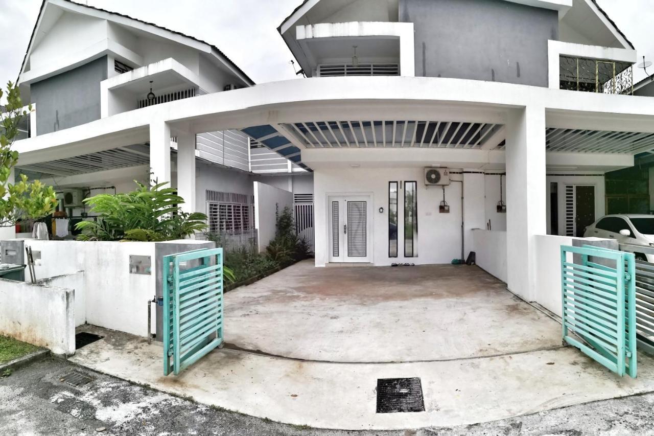Teratak Persona Homestay. 4 Rooms Double Storey Terrace In Kuantan City. エクステリア 写真