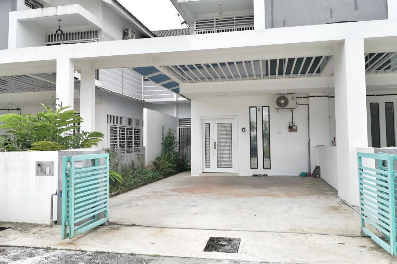 Teratak Persona Homestay. 4 Rooms Double Storey Terrace In Kuantan City. エクステリア 写真