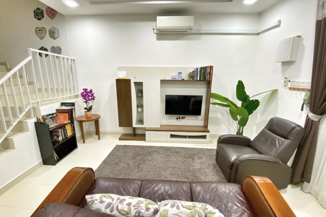 Teratak Persona Homestay. 4 Rooms Double Storey Terrace In Kuantan City. エクステリア 写真