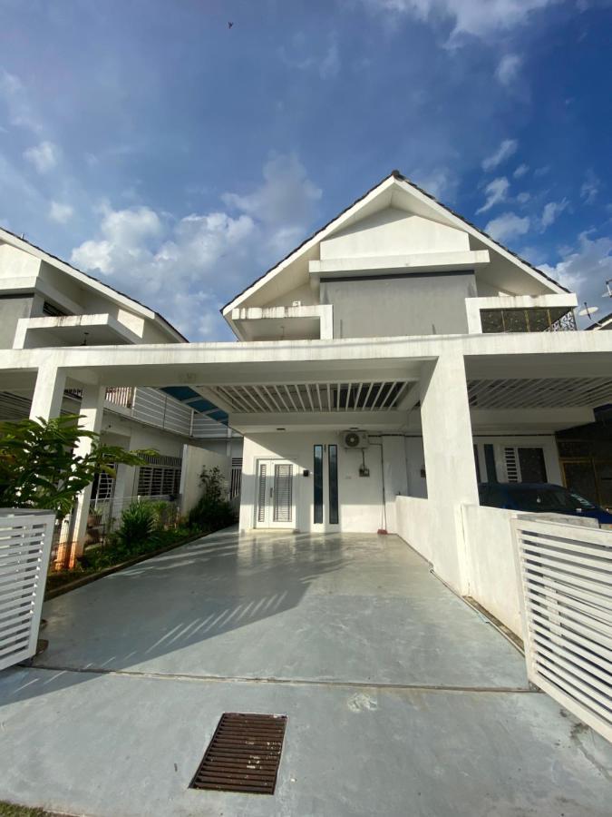 Teratak Persona Homestay. 4 Rooms Double Storey Terrace In Kuantan City. エクステリア 写真